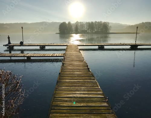 Fototapeta Naklejka Na Ścianę i Meble -  pomost jezioro słońce zima 