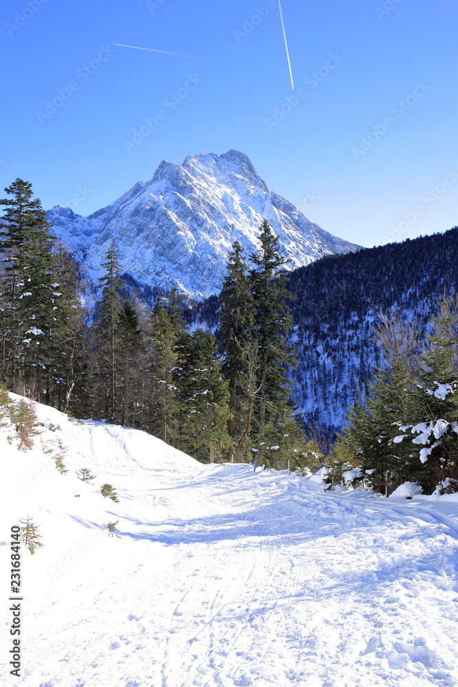 Bergipfel in Winterlandschaft