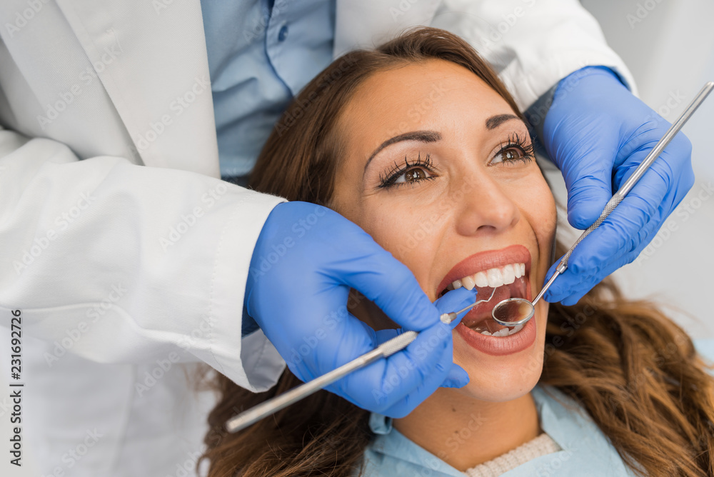Naklejka premium Professional dentist examining teeth. Close up