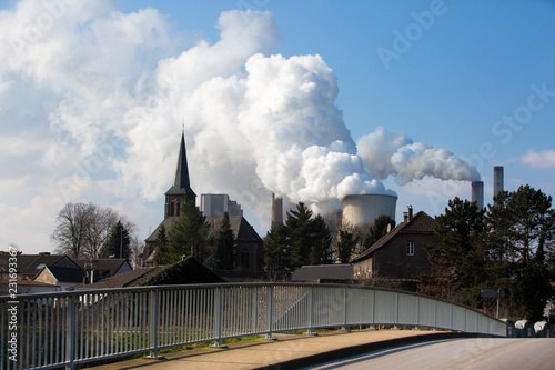 Braunkohlenkraftwerk in Nord-Rhein- Westfalen, Dorf, Kirche, klimaschädliche Abgase photo