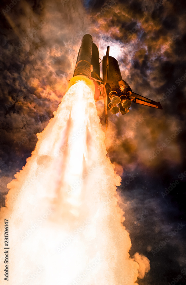 Fototapeta premium Wystrzelenie statku kosmicznego w nocy, perspektywa niskiego kąta. Elementy tego zdjęcia dostarczone przez NASA.