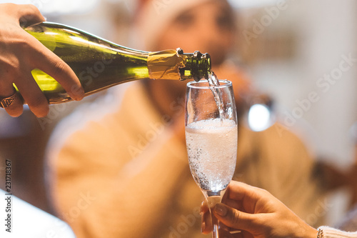 Fotografia Christmas celebration with champagne - group of friends drinking and toasting to