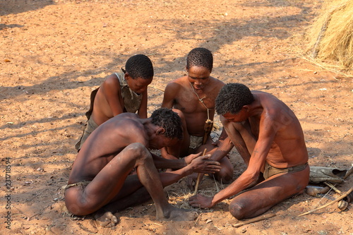 Buschmänner in Namibia beim Feuer machen