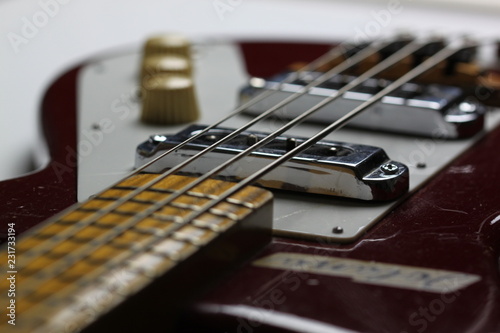elektrischer e-bass bassgitarre rot photo