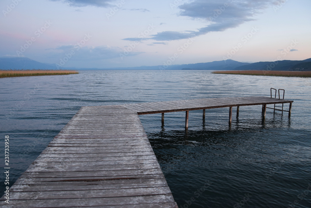 Fototapeta premium Drewniane molo na jeziorze Ohrid, Macedonia.