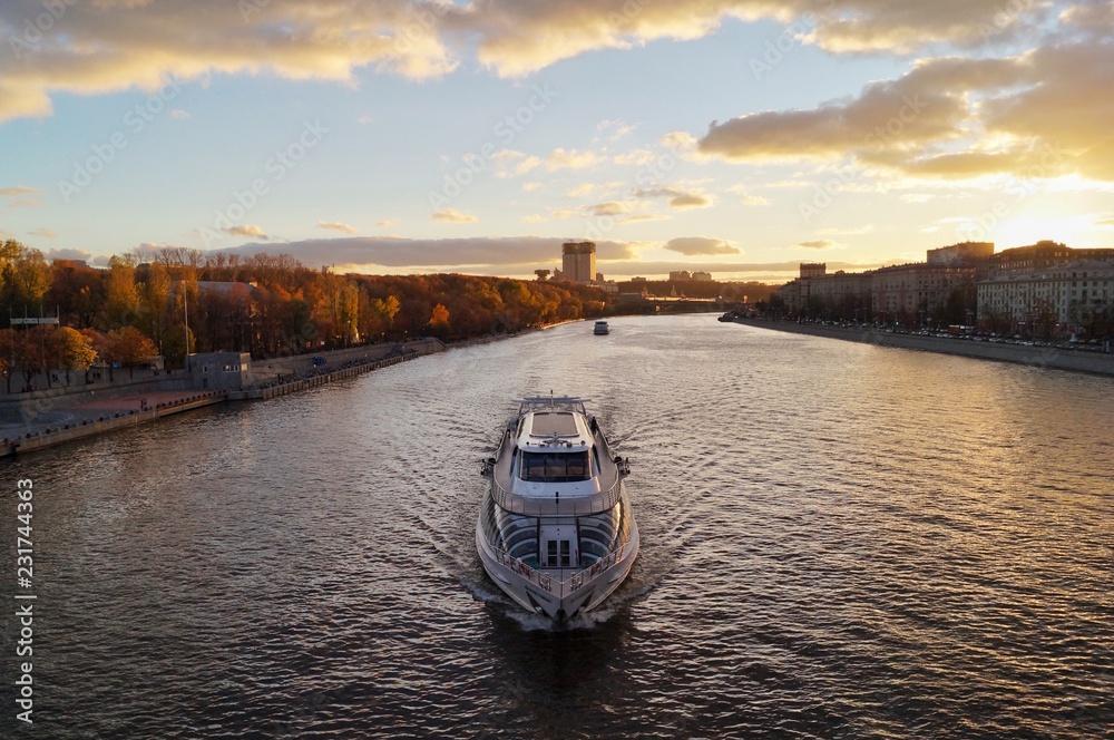 Naklejka premium Boat at sunset