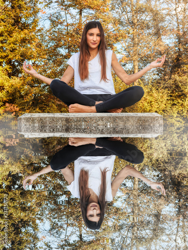 La ragazza che si rilassa con le tecniche yoga photo