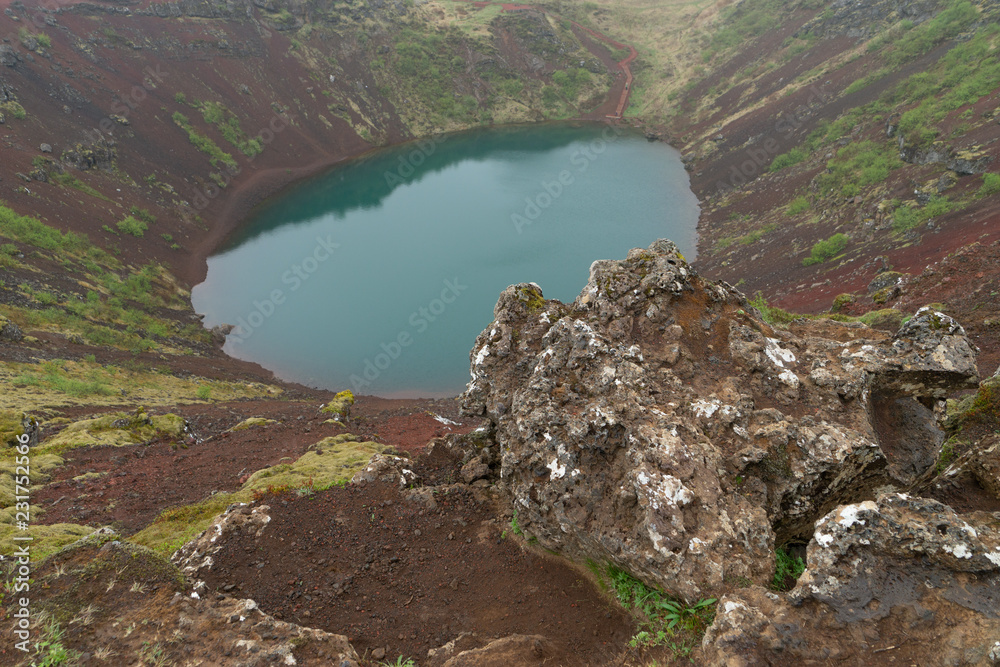 Blick in den Kerid Krater in Island mit grünblauem Wasser