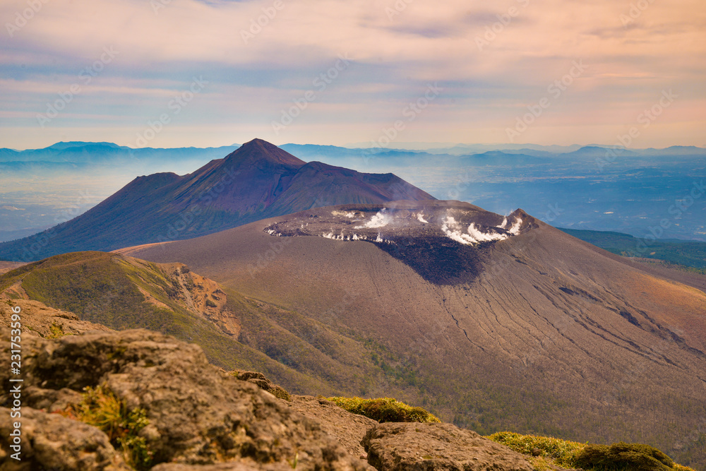 Fototapeta premium 韓国岳頂上より新燃岳と高千穂を望む
