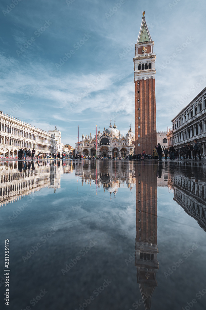 Spiegelndes Wasser am Markusplatz in Venedig