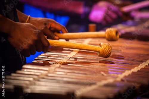 Main d'un musicien africain jouant du balafon