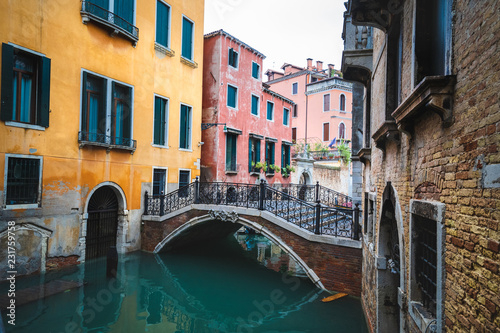 Kanal mit Brücke und bunten Häusern in Venedig