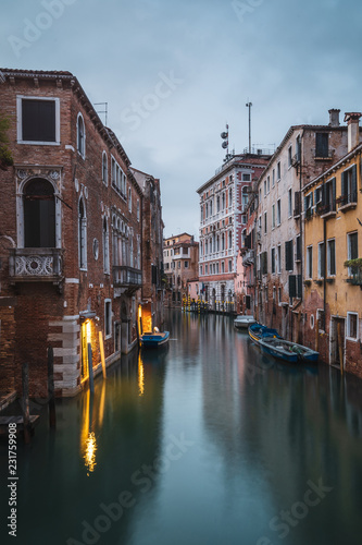 Kanal und Häuser in Venedig von Brücke San Polo aus gesehen bei Dämmerung © Markus