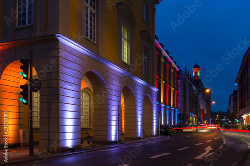 Bonn, illuminiertes Universitätsgebäude © thosti57