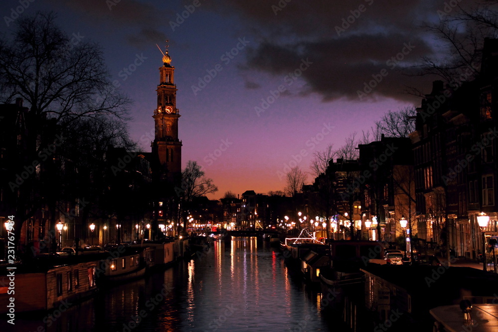Fototapeta premium Amsterdam Abenddämmerung Gracht Westerkerk Sonnenuntergang