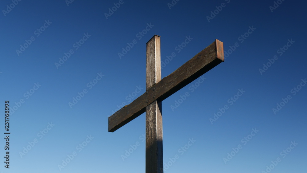 Croce cristiana su cielo sereno