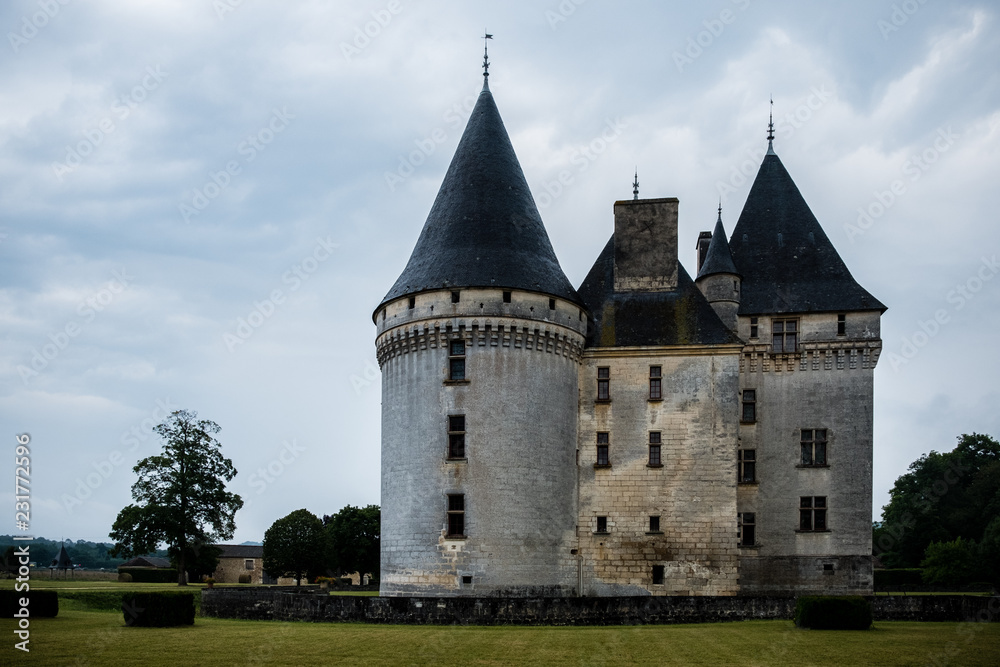 Château français sous un ciel orageux