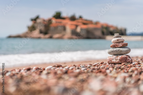 Obraz na płótnie Pile of stacked stones on the beach w salonie