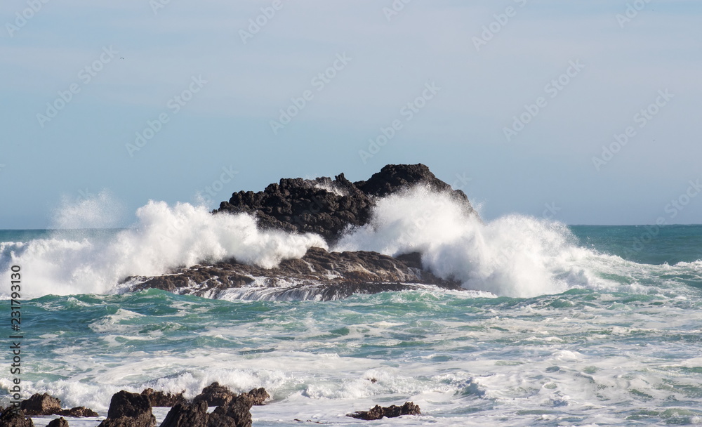 Φωτογραφία Close up image of waves crashing into rocky outcrops along the Cape Palliser coast of New Zealand