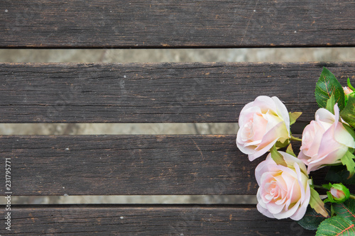 Fototapeta Naklejka Na Ścianę i Meble -  pink roses on the old wooden table