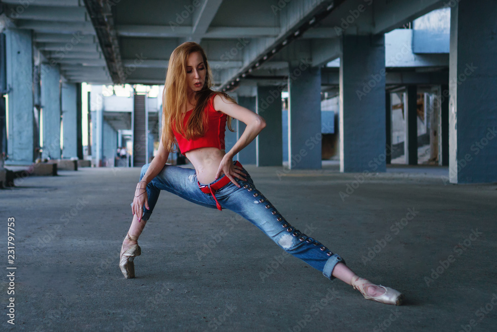 Sjældent Lamme Trampe Ballerina dancing in jeans, t-shirt and pointe. Street performance. Modern  art. Slim girl dancing on tiptoe. Excellent stretching Stock Photo | Adobe  Stock