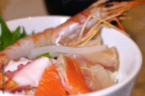 和食 海鮮丼と味噌汁 海老・鮭・タコ・イカ・はまち