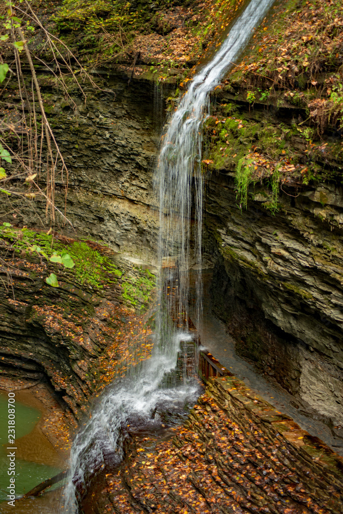 Obraz premium Waterfall cascading over the rocks in Watkins Glen state park, New York