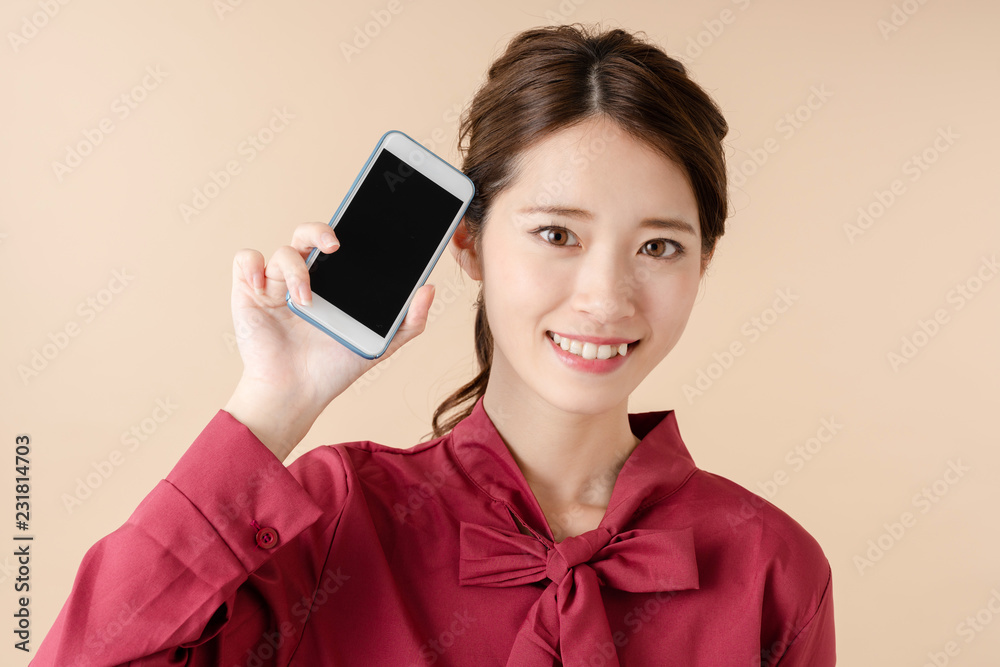 スマホを見せる女性 Stock 写真 | Adobe Stock