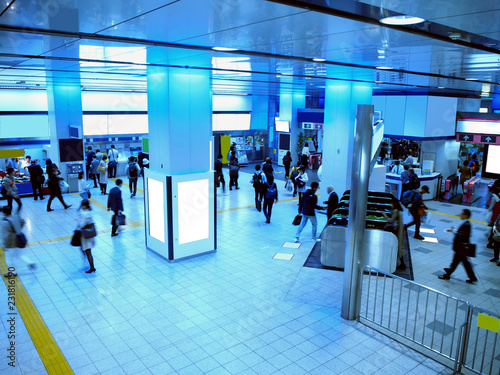 新宿駅の改札の風景