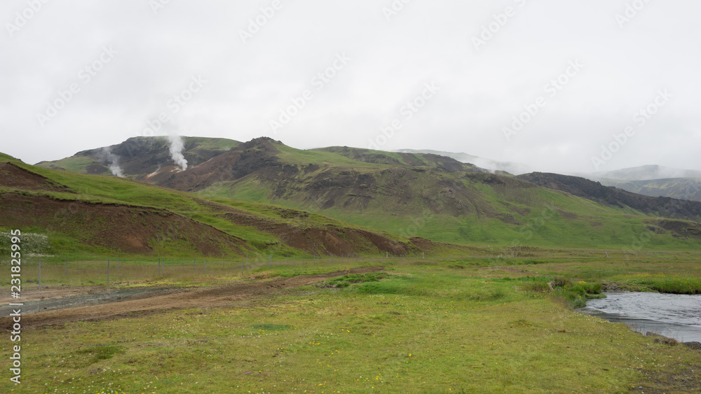 Landschaft mit heißen Quellen und Wasserfällen im Hengill Geothermalgebiet / Süd-West-Island 