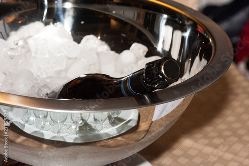 Photography Eine Flasche Champagner wird in einer Schüssel voller Eis gekühlt