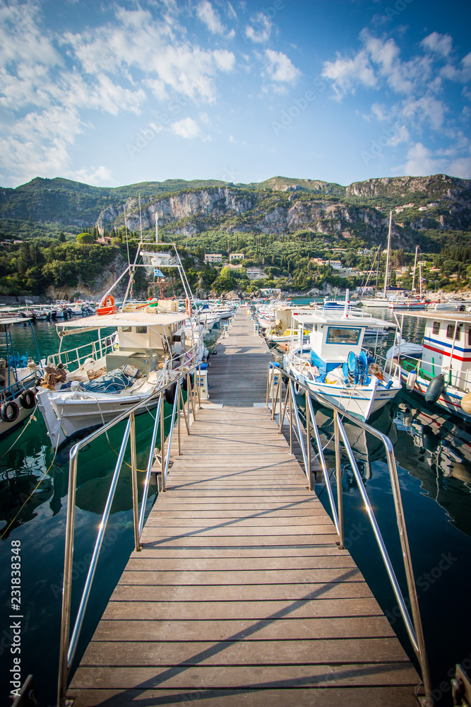 Naklejka premium Anlegestelle Berge