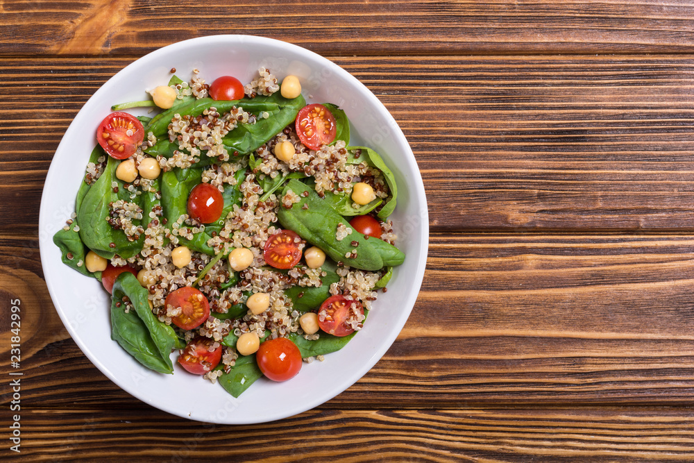 Spinach salad with quinoa , tomatoes and chickpea Spinach salad with quinoa , tomatoes and chickpea