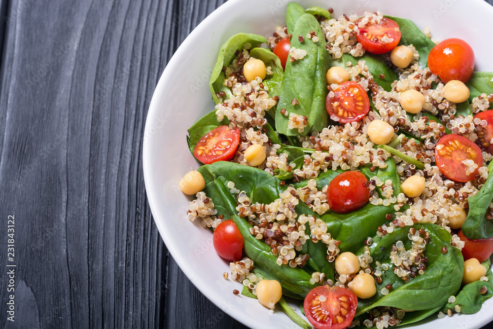 Spinach salad with quinoa , tomatoes and chickpea Spinach salad with quinoa , tomatoes and chickpea