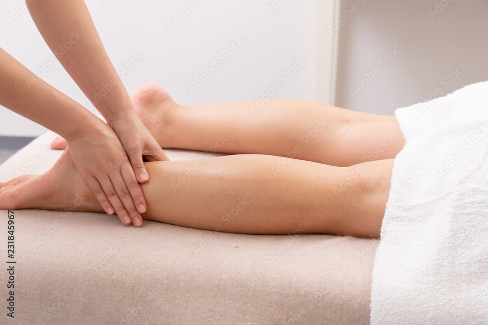 Fototapeta premium Obraz masażu w salonie piękności dla kobiet