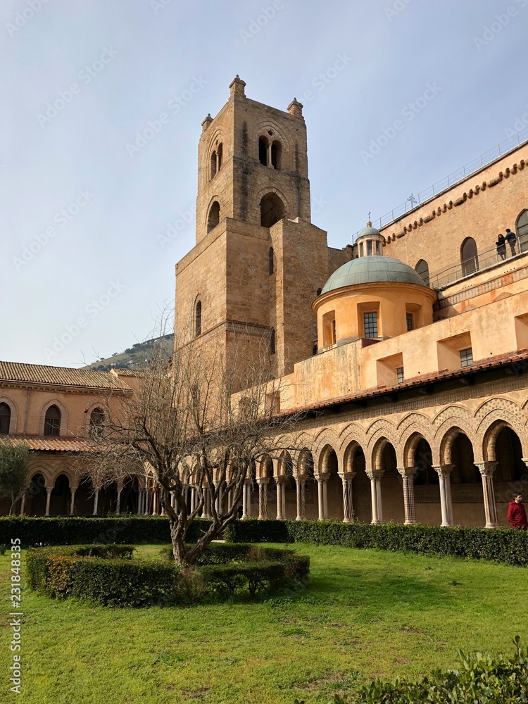 Chiostro dei Benedettini in una giornata invernale, Monreale, Sicilia, Italia