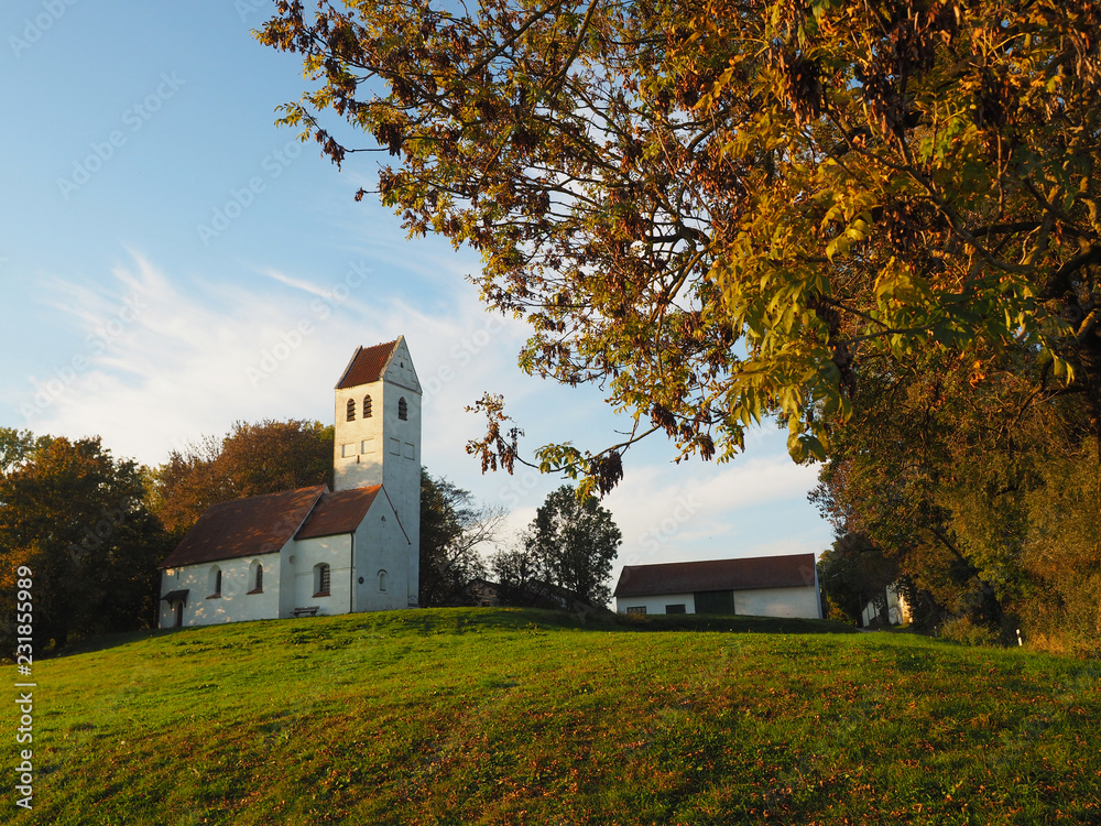Herbststimmung in Bayern - Kapelle nördlich von München Herbststimmung in Bayern - Kapelle nördlich von München