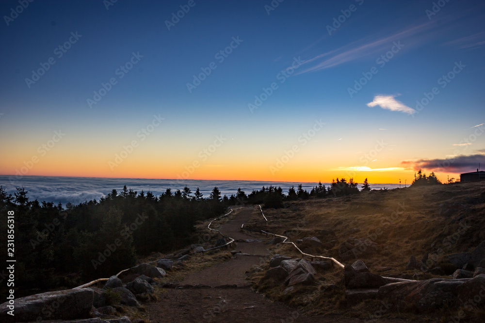 Weg am Brocken bei Sonnenaufgang Weg am Brocken bei Sonnenaufgang