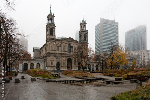 Kościół w centrum Warszawy, jesień, mgła, pandemia COVID-19
