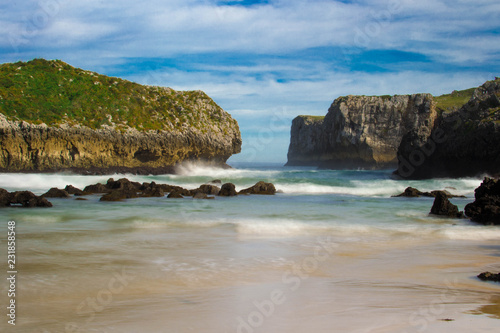 Playa, mar y acantilados