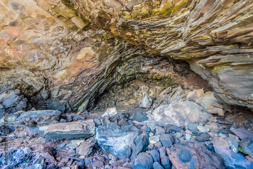 Interno della caverna di Ana Kai Tangata, la caverna dei cannibali © Antonello Proietti