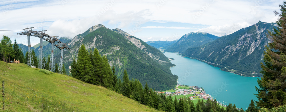 Seilbahn mit Blick auf See in den Alpen