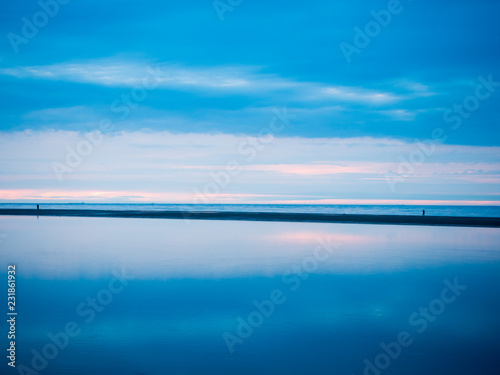 Blaue Stimmung Sonnenuntergang am Meer spiegelung