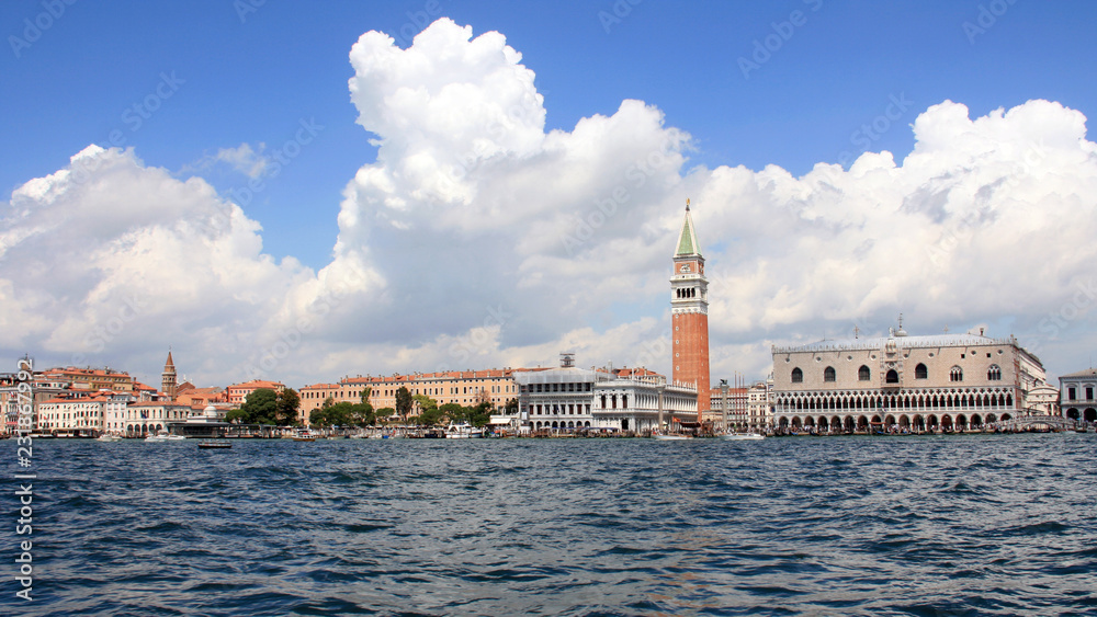 Vue du grand canal sur la place San Marco de Venise