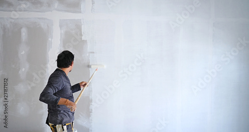THE TECHNICIAN painting white color on wall
