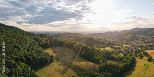 Cuadro en lienzo Luftaufnahme Aerial Drohnenaufnahme - Tal im Odenwald im Sonnenuntergang (Panora