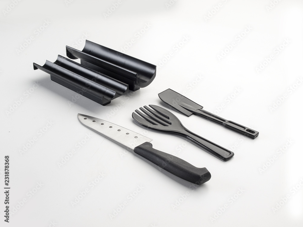 Kit de dos apretadores con formas de media luna y corazón, junto a dos espátulas y un chuchillo Kit de dos apretadores con formas de media luna y corazón, junto a dos espátulas y un chuchillo