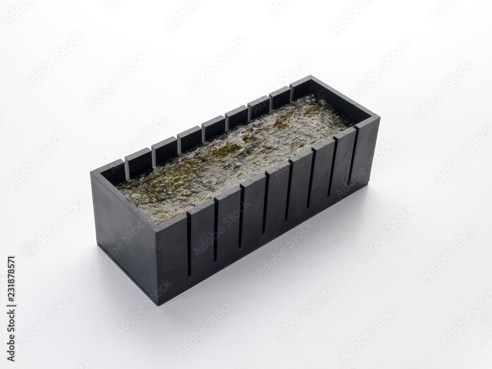 Caja para cortar suhis rellena y apretada con algas Caja para cortar suhis rellena y apretada con algas