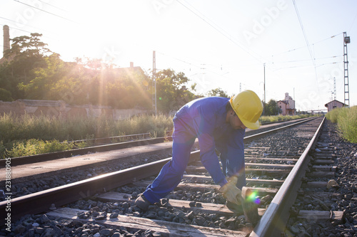 Obraz na płótnie worker working on railroad w salonie