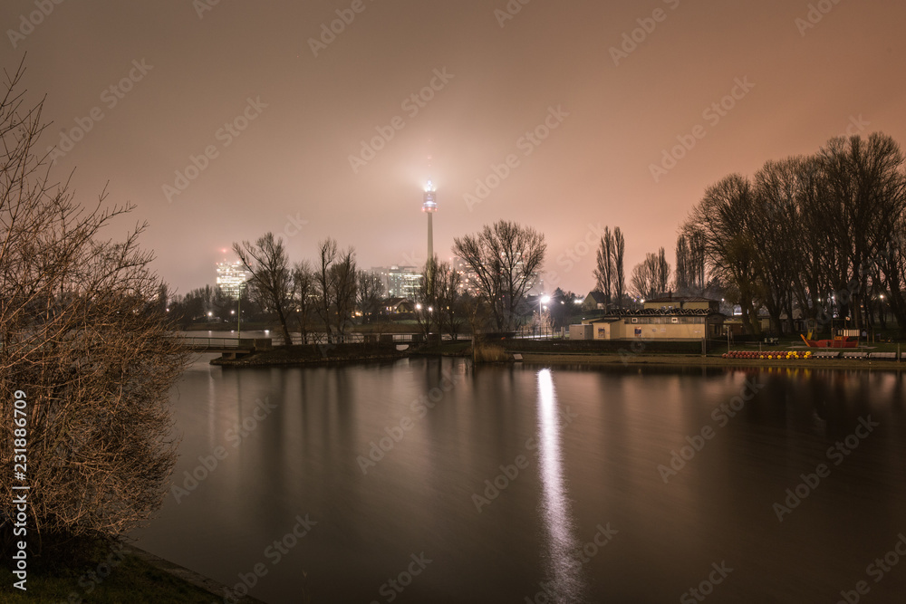 Alte Donau in Wien bei Nebel und Nacht